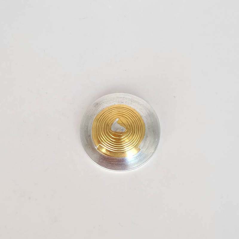軽～ル君シリーズの中で最大の大きさ。 銅、アルミ、真鍮の異金属で作られた｢軽～ル君S｣をおでこにのせて使用。脳のバグを取り去りエネルギー場の共鳴・増幅作用により深いリラックス状態へ。 エネルギーの方向性としては、下からエネルギーが入り、ドーム型のところからフワ～っとエネルギーが放出し身体全体を包んでくれる感じです。 瞑想にもOK！不安症、心を落ち着かせたい、呼吸が浅い方、お試しください。縁がステンレスなので、施術も可能です。 直径3cm 重さ約18g ・価格 11000円（税込）